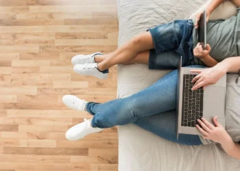 ¿Es perjudicial colocar el portátil sobre las piernas?