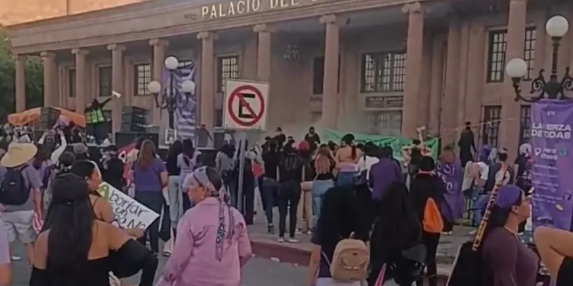damaes se manifiestan en el Congreso del Estado por el Día de la dama