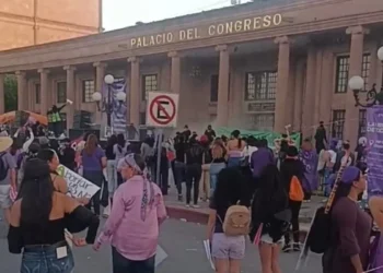 damaes se manifiestan en el Congreso del Estado por el Día de la dama