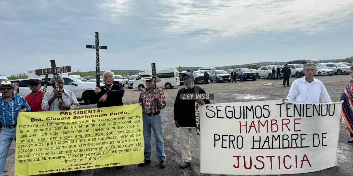 Pensionados protestan en el 112 aniversario del Plan de Guadalupe