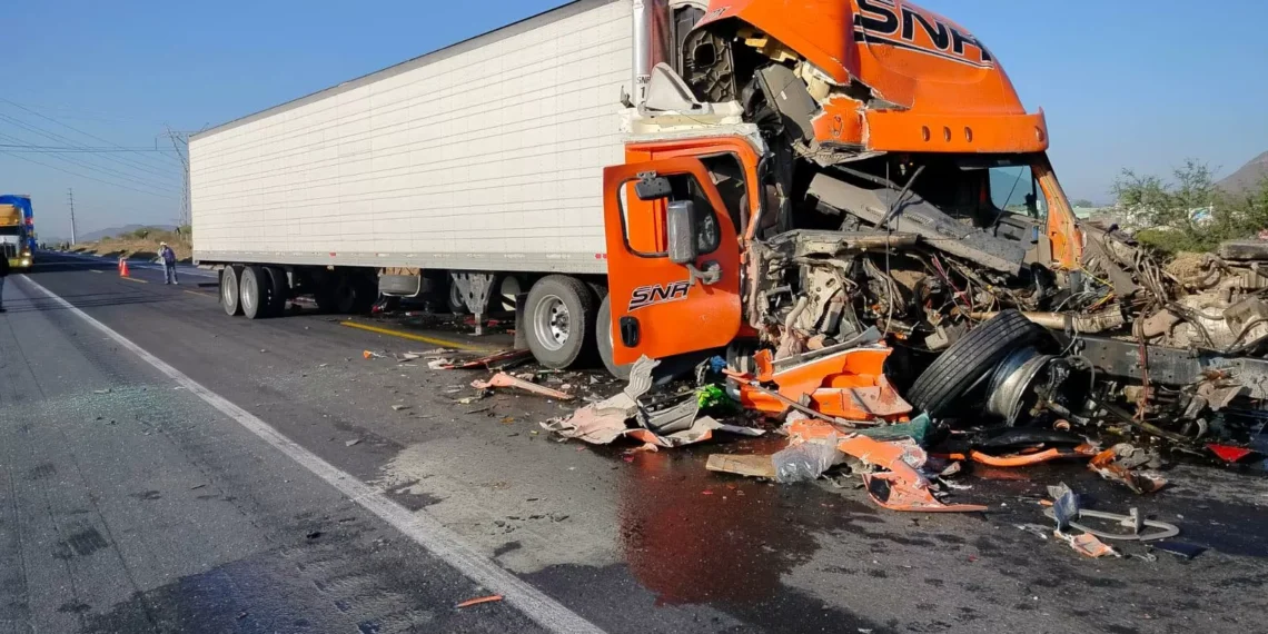 Chocan tres tráileres en  aparatoso accidente en Ramos Arizpe