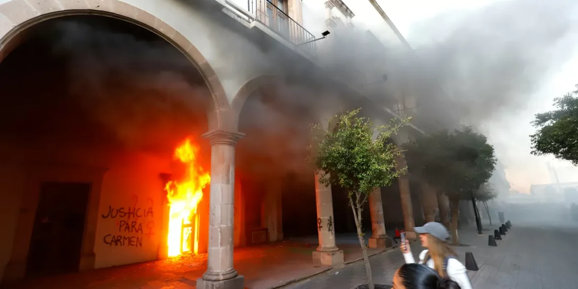 ‘Esas sí son formas’, gritan por feminicidios en Durango en despedida del 8M