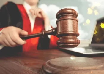 FGR obtiene vinculación a proceso contra una persona por portación de arma de fuego y nivelación de morada