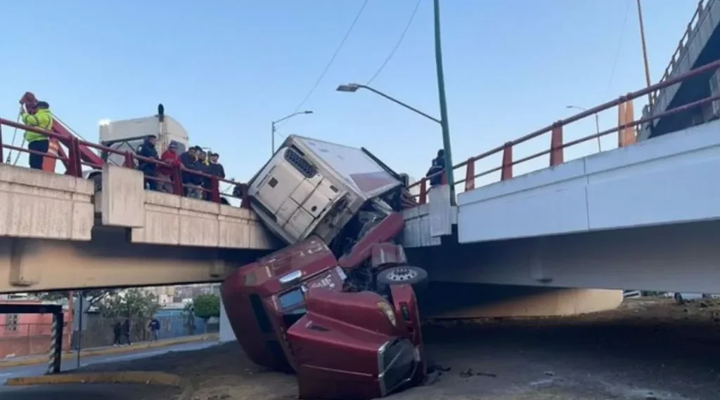 Tráiler cae al vacío desde el puente