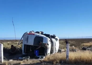 Mueren madre e hijo tras volcadura en Parras de la Fuente