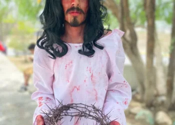 Gustavo Rodríguez escenifica a Jesús para agradecerle por la salud de su tribu