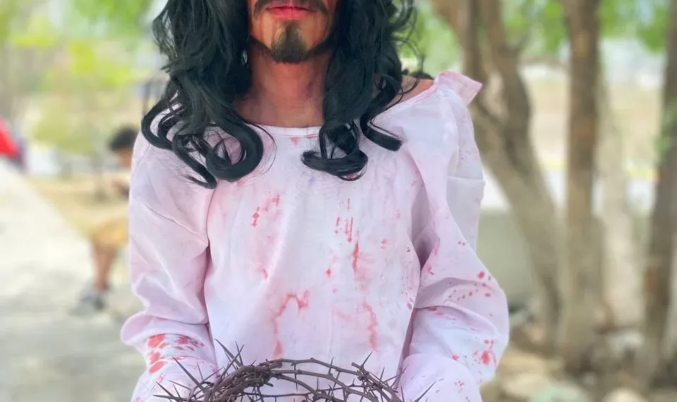 Gustavo Rodríguez escenifica a Jesús para agradecerle por la salud de su tribu