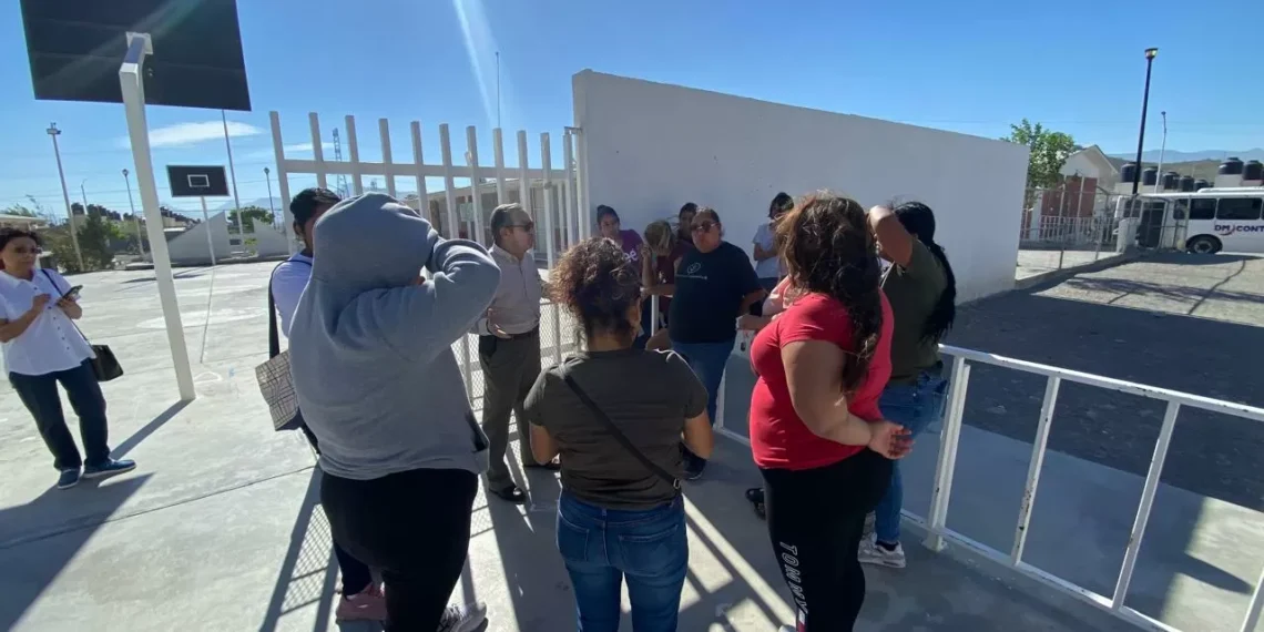 Denuncian presunto desvío de recursos en Primaria Dolores Vázquez y barricada en Ramos Arizpe
