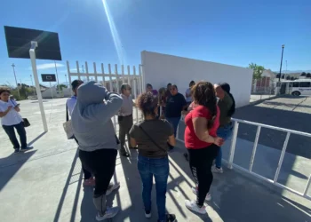 Denuncian presunto desvío de recursos en Primaria Dolores Vázquez y barricada en Ramos Arizpe