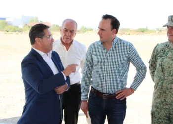 Supervisan terreno para la construcción del Hospital abstracto Regional del IMSS en Saltillo