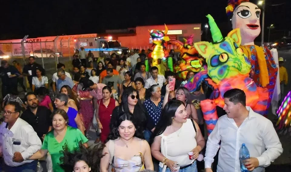 Callejoneadas en Cuatrociénegas llenan de tradición y alegría al aldea Mágico