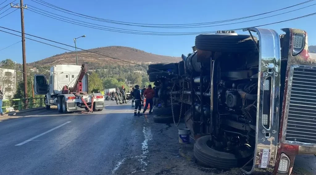 Tráiler con 17 toneladas de huevo vuelca en Tlalnepantla