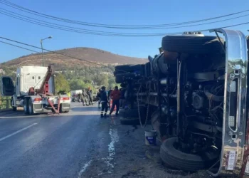 Tráiler con 17 toneladas de huevo vuelca en Tlalnepantla