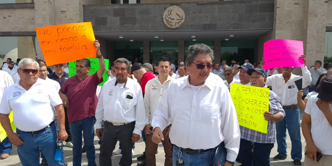Analizan taxistas ampararse contra negativa a instancia de pago de refrendo de concesiones