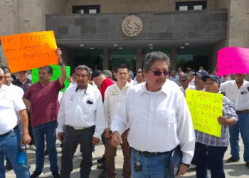 Analizan taxistas ampararse contra negativa a instancia de pago de refrendo de concesiones