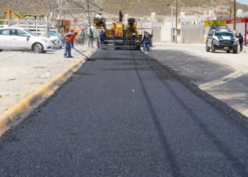 Recarpetean calles en la colonia Analco de Ramos Arizpe
