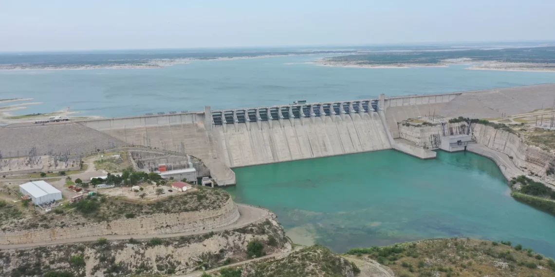 Acuerdan Federación y Coahuila suspender extracción de agua de la presa La conformidad en Acuña