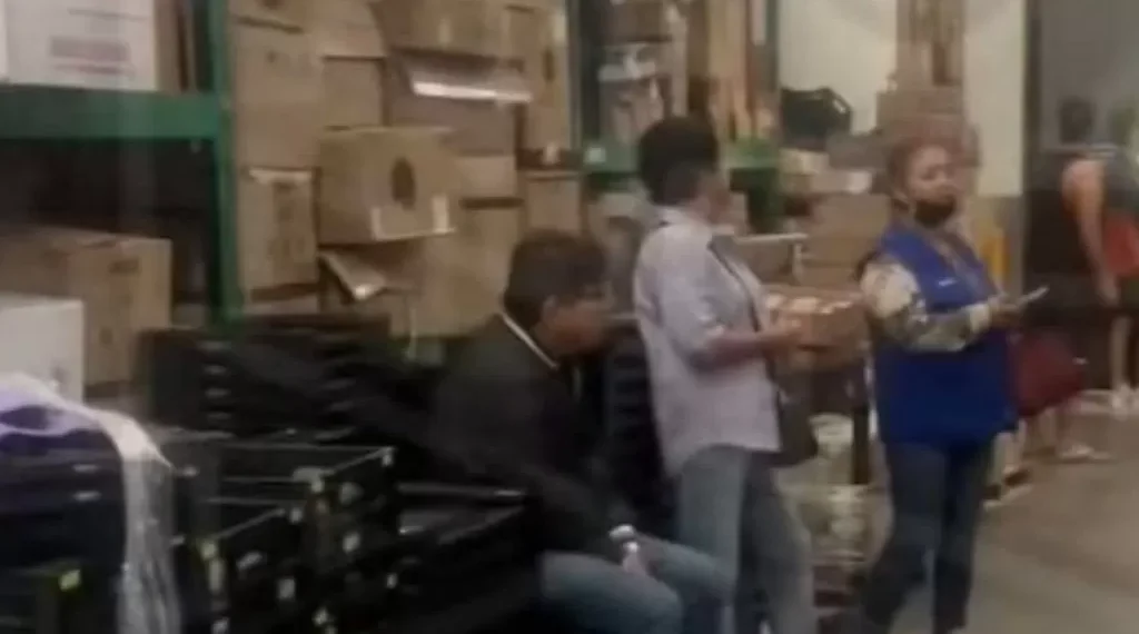 Delincuentes roban sucursal Walmart en Tlalnepantla