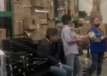 Delincuentes roban sucursal Walmart en Tlalnepantla