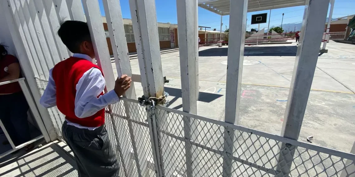Padres y madres de familia cierran facultad en Ramos Arizpe por mala instalación de techumbre