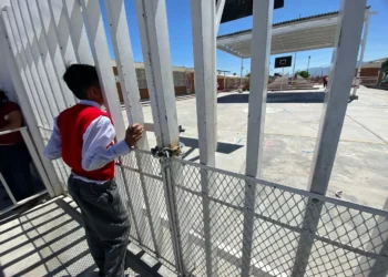 Padres y madres de familia cierran facultad en Ramos Arizpe por mala instalación de techumbre