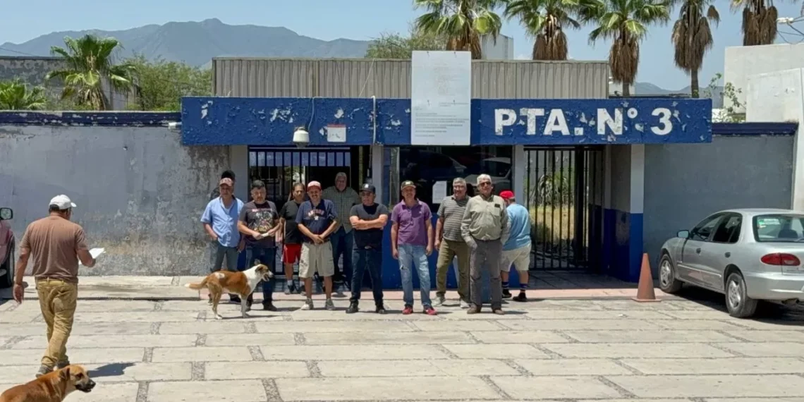 Obreros bloquean Puerta 3 de AHMSA por falta de transparencia del síndico