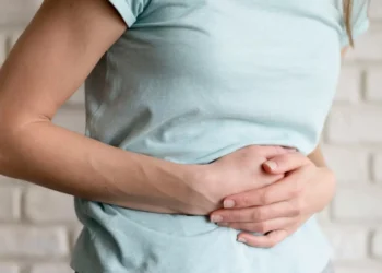 ¿Cual es el integrante que aumenta el riesgo de cáncer de estómago?