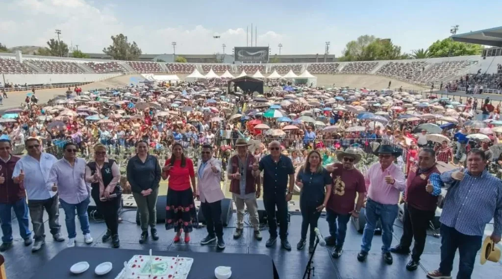 V. Carranza celebra a más de 6 mil madres con un gran actuación
