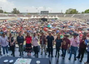 V. Carranza celebra a más de 6 mil madres con un gran actuación