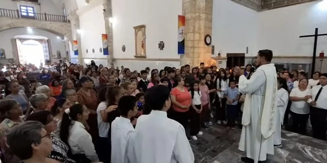 Ofician misa especial en armas a las madres en Parroquia de Santiago Apóstol