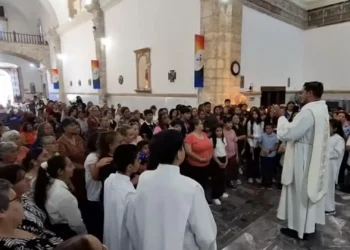 Ofician misa especial en armas a las madres en Parroquia de Santiago Apóstol