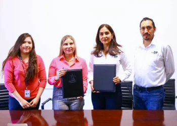 Firman convenio Universidad Vizcaya y DIF Ramos Arizpe