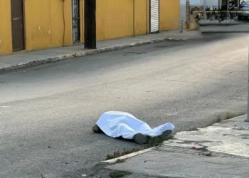 Muere hombre en plena calle tras probable infarto