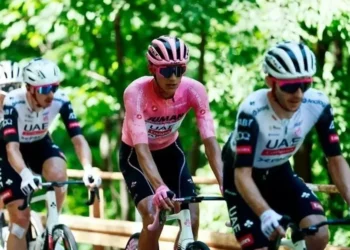 Isaac del Toro sigue en la cima