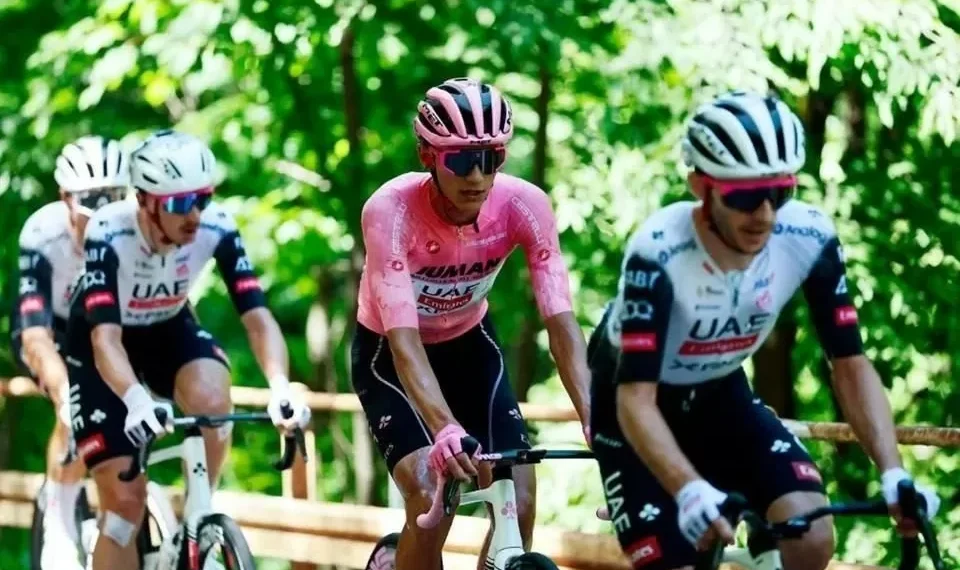 Isaac del Toro sigue en la cima