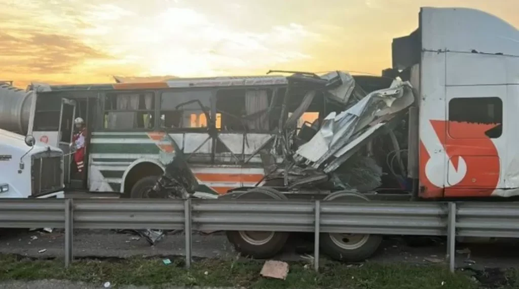 Choque entre autobús y tráiler en Ecatepec deja 10 heridos en el autódromo Exterior Mexiquense