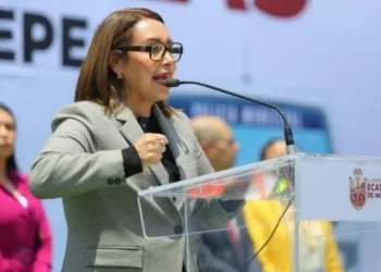 Azucena Cisneros entrega patrullas y estímulos a policías en Ecatepec