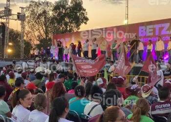 Betzabé Martínez cierra campaña ante cientos de simpatizantes