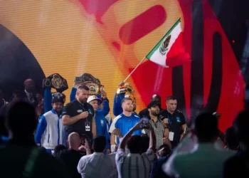 Luis R. Conriquez cantó “Mexicano soy” para “El Canelo” Álvarez