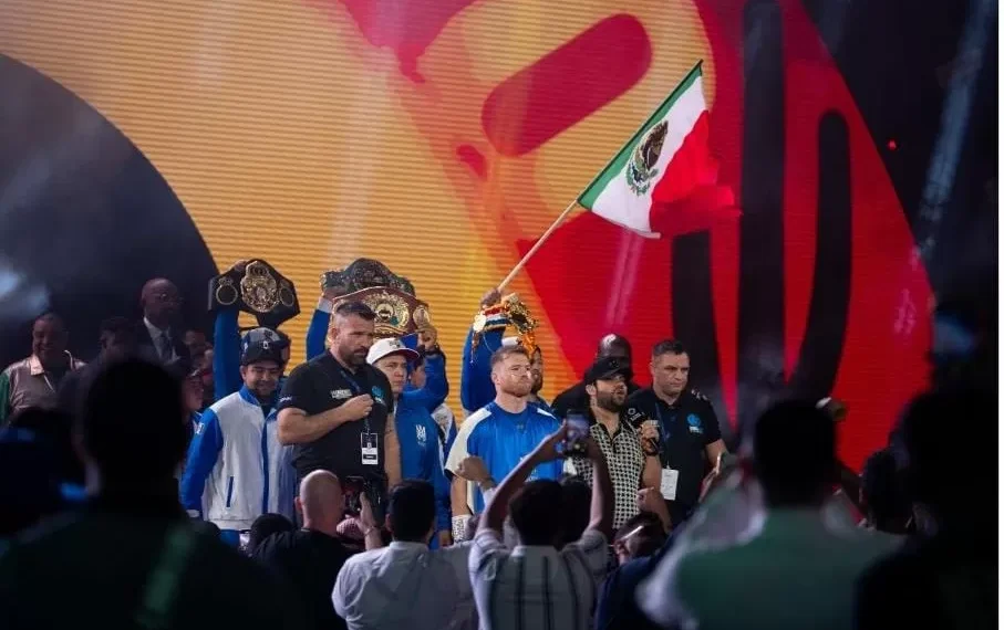Luis R. Conriquez cantó “Mexicano soy” para “El Canelo” Álvarez