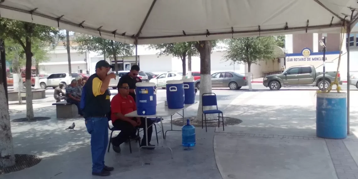 Protección Civil de Monclova mantiene puntos de hidratación por calor