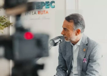 Se hunde aprobación para Fernando Flores