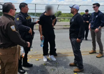 Detienen en Acuña a extranjero buscado por amenazas y ataques a policías de santo Antonio, Texas