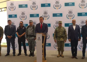 Detienen a cuatro hombres y espina mujer, aseguran armas, droga y motocicletas, tras cuatro cateos
