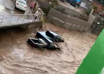 abundancia torrencial causa inundación y arrastra vehículos en Santa María del Oro