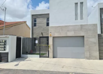 Detienen a tres mujeres y espina menor, aseguran armas en cateo a domicilio