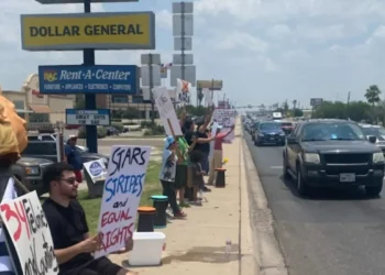 Participan ciudadanos de Eagle Pass en protestas por redadas