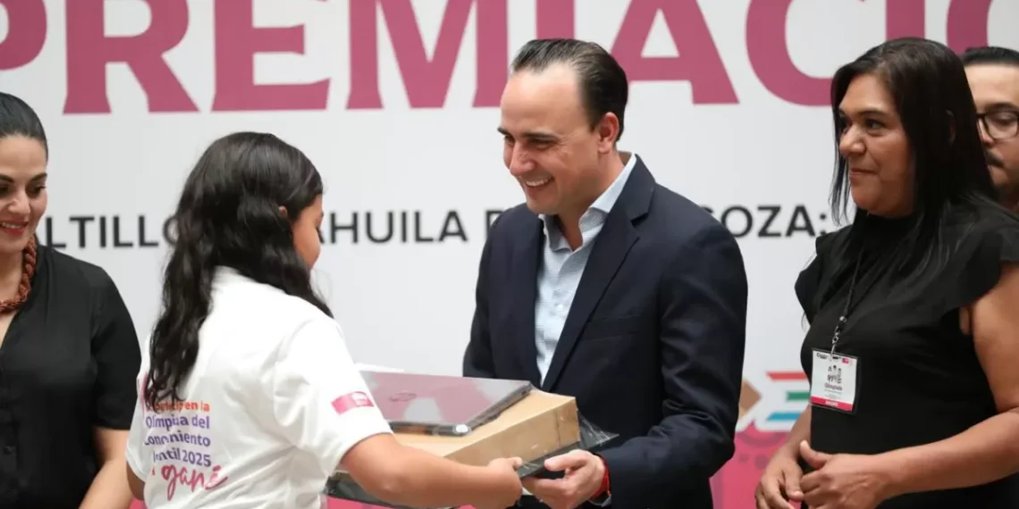 Manolo premia a niñas y niños ganadores de la olimpíada del Conocimiento