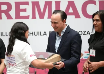 Manolo premia a niñas y niños ganadores de la olimpíada del Conocimiento