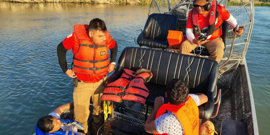 Rescatan a familia de hondureños del Río agreste, entre ellos una mujer embarazada